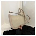 Détail du sac selle en daim beige avec inscription FASHION & BAG et bordure en cuir lisse - Blanc Cassé