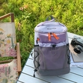 Sac à dos de randonnée lilas et gris foncé avec poches en filet et cordon sur une table - Violet