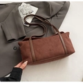 Sac à épaule en daim marron foncé avec logo en relief et fines bandoulières - Sans pendentif / Marron