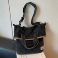 Bolso tote de mezclilla negra lavada con parches vintage y correa ajustable - Negro