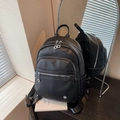 Mochila para mujer en cuero granulado negro con múltiples bolsillos y detalles plateados - Negro