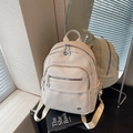 Cremeweißer Rucksack aus Kunstleder mit Kieselstruktur und silbernen Metallringen - Cremeweiß