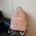 Schicker rosa Rucksack aus Kieselleder mit runden Metallbeschlägen und viel Platz - Rosa