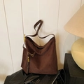 Grande borsa hobo in finta pelle scamosciata marrone con dettagli in oro e morbido drappeggio - Marrone