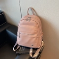 Mochila minimalista de cuero rosa claro con textura litchi y anillos de metal plata - Rosa