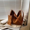 Set borsa tote in pelle scamosciata marrone con pochette abbinata e finiture dorate - Marrone