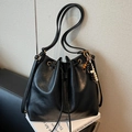 Sac seau plissé noir en cuir PU de qualité avec pendentif à pampilles perlé élégant - Avec Pendentif / Noir