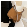 Sac hobo vintage marron avec texture mate contrastée et bandoulière réglable - Marron
