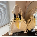 Detalle del bolso tote de lona con cordón amarillo y contraste de correa negra - Blanco Roto