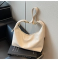 Detail van de crème halve maan tas met geplooide textuur en goudkleurige gespen - Wit