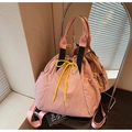 Detalle de bolso tote de nailon rosa con cordones amarillos y asas negras reforzadas - Rosa