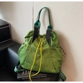 Detalle del bolso tote verde hierba con cordón amarillo y correa negra resistente - Verde
