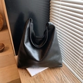 Minimalistische schwarze Shopper-Tasche aus Kunstleder mit breitem Schultergurt - Schwarz