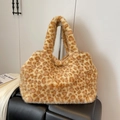 Bolso tote de piel sintética de leopardo con textura suave de felpa y asa ancha - Amarillo Moteado