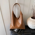 Braune Hobo-Tasche aus Leder mit Plissee-Textur und geräumigem Schulter-Design - Gelbbraun