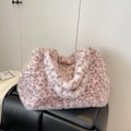 Elegante borsa tote in peluche con stampa leopardata rosa in morbida ecopelliccia capiente - Rosa Macchiato