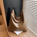 Minimalistische große dunkelbraune Hobo-Tasche aus weichem Leder für Damen - Braun