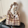 Bolso tote de felpa a cuadros con colgante de monstruo y asa fruncida con estilo - Rosa