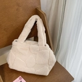 Bolso tote de felpa blanco crema con textura geométrica de piel sintética suave - Blanco Roto