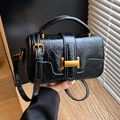 Borsa a tracolla nera retrò con texture cerata e fibbia in metallo dorato - Nero