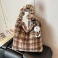 Bolso tote de felpa a cuadros marrones y beige con un colgante peludo y asa rizada - Marrón