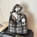 Bolso tote de felpa a cuadros grises con asa fruncida y un suave colgante de peluche gris - Gris