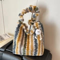 Bolso tote de felpa a rayas amarillas, azules y grises con colgante de monstruo suave - Amarillo