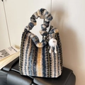 Sac cabas en peluche à rayures verticales colorées avec un joli pompon décoratif - Bleu