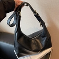 Bolso hobo negro de cuero sintético con correa ajustable y detalles dorados - Negro