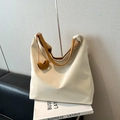 Borsa tote minimalista beige crema con manici in pelle marrone e ciondolo coordinato - Beige