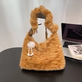 Bolso de mano marrón de piel sintética con estampado de tigre y colgante de peluche - Rayas Amarillas