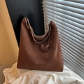 Borsa hobo marrone in pelle scamosciata con tracolla sottile e ciondolo a cuore - Marrone