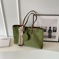 Borsa tote trapuntata verde erba effetto scamosciato con astuccio abbinato - Verde