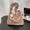 Bolso de hombro de pelo sintético marrón con textura ondulada y colgante de peluche - Marrón a Rayas