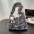 Bolso de hombro de piel sintética de cebra con un lindo colgante de monstruo blanco - Gris a Rayas