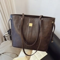 Grand sac cabas marron foncé en similicuir grainé avec cordons de serrage latéraux - Marron