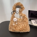 Bolso de hombro de felpa con estampado de leopardo, amuleto de monstruo y asa negra - Amarillo Moteado