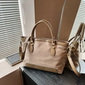 Bolso tote de nailon beige con ribete de cuero marrón y correa ajustable para el hombro - Caqui