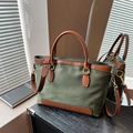 Bolso tote de nailon verde oliva con ribete de cuero marrón y correa ajustable - Verde