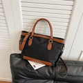Elegante bolso tote bicolor de nailon y cuero con asas redondas y bandolera - Negro