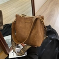 Secchiello marrone in pelle opaca con design retrò e tracolla a motivi geometrici - Cachi