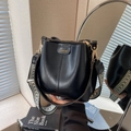 Elegante borsa a secchiello nera in pelle con tracolla tessuta geometrica - Nero
