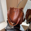 Secchiello retrò marrone con tracolla intrecciata boho e texture in pelle minimal - Marrone