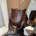 Secchiello vintage marrone scuro con tracolla geometrica e dettagli dorati - Marrone