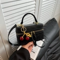 Bolso tipo caja para mujer en cuero y tweed negro con detalle de colgante cereza - Negro con colgante