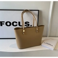 Detalle del bolso tote beige minimalista con correas finas y herrajes dorados en oro - Caqui