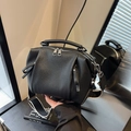 Borsa a mano in pelle martellata nera con tracolla larga in tessuto e zip argento - Nero