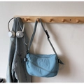 Detalle del bolso bandolera de nailon azul claro con tejido texturizado y cremalleras - Talla única / Azul