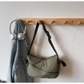 Detalle del bolso bandolera de nailon verde militar con cremalleras y correa ajustable - Talla única / Verde