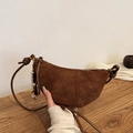 Borsa a mezzaluna in camoscio marrone con ciondolo di perline e tracolla annodata - Marrone con ciondolo